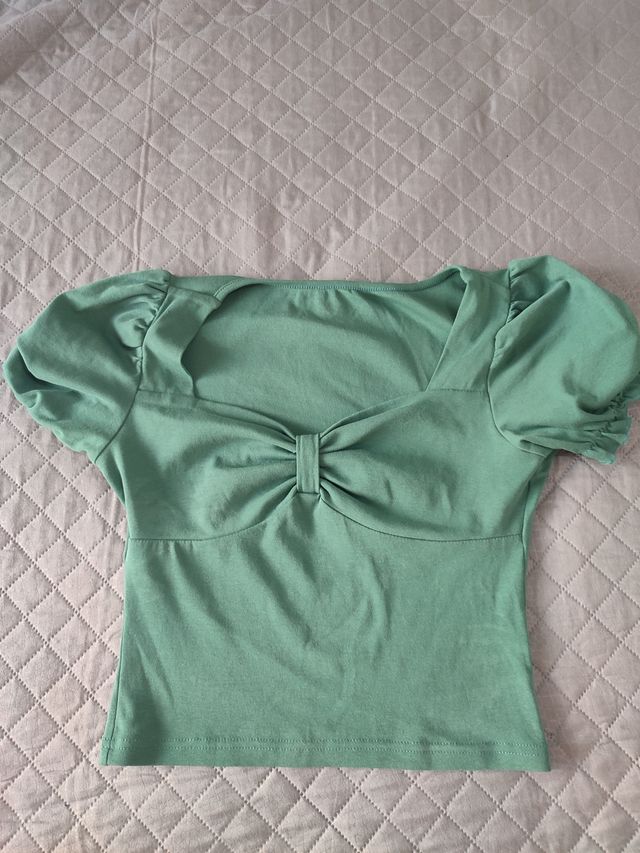 T-shirt mezza manica pancia scoperta.