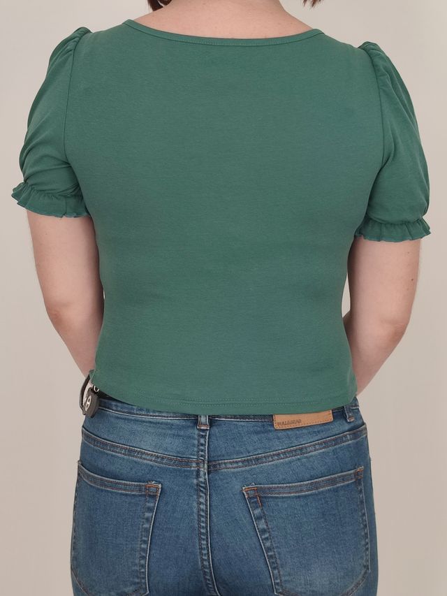 T-shirt mezza manica pancia scoperta.