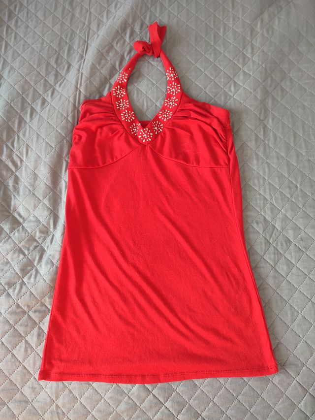 Top rosso con schiena scoperta.