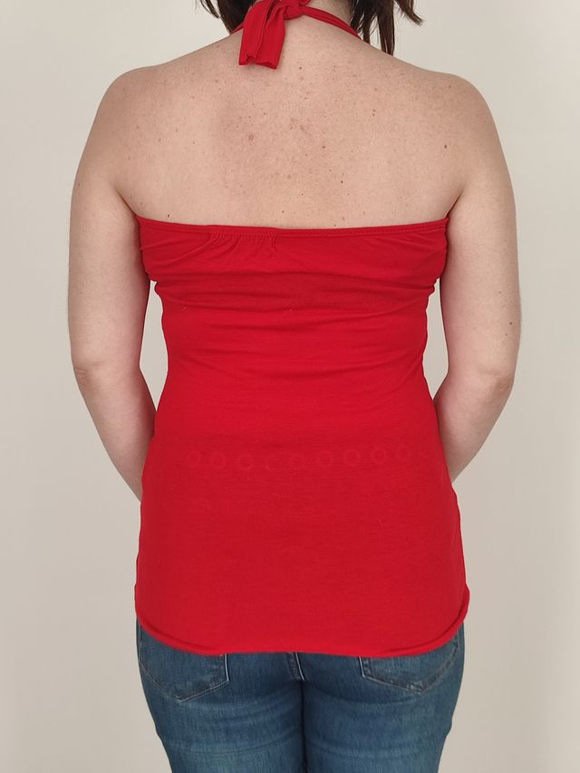 Top rosso con schiena scoperta.