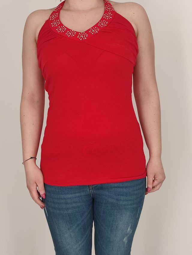 Top rosso con schiena scoperta.