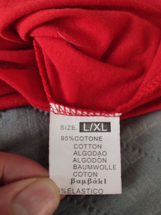 Top rosso con schiena scoperta.