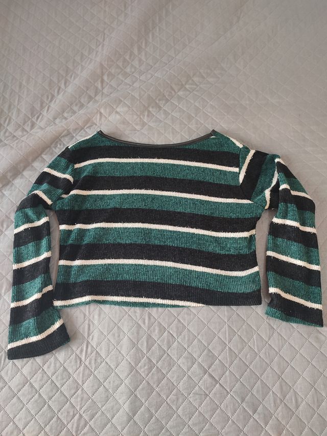 Maglione corto a righe.