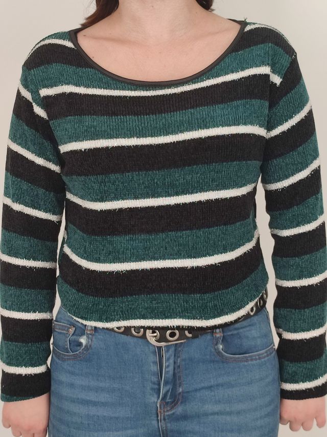 Maglione corto a righe.