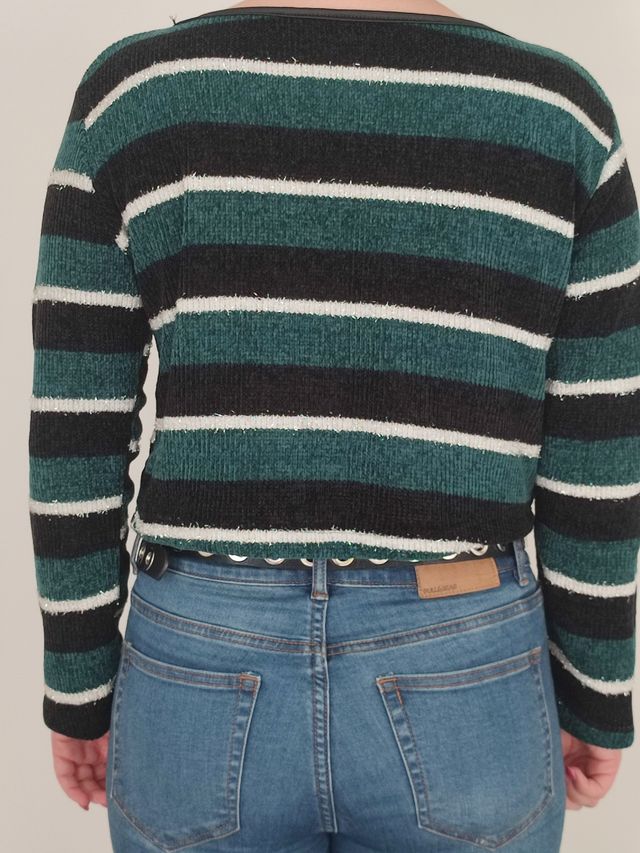 Maglione corto a righe.