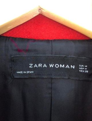 Abrigo rojo, talla M