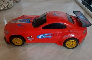 Macchina rossa giocattolo