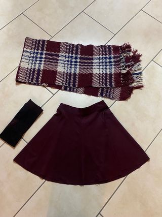 Gonna corta con sciarpa e collant abbinati