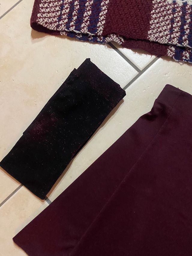 Gonna corta con sciarpa e collant abbinati