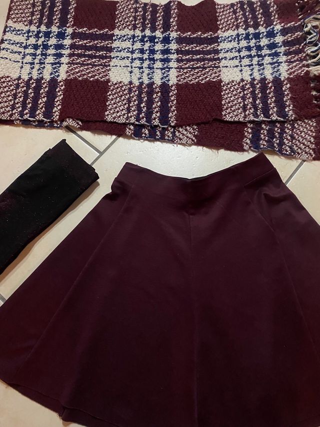 Gonna corta con sciarpa e collant abbinati