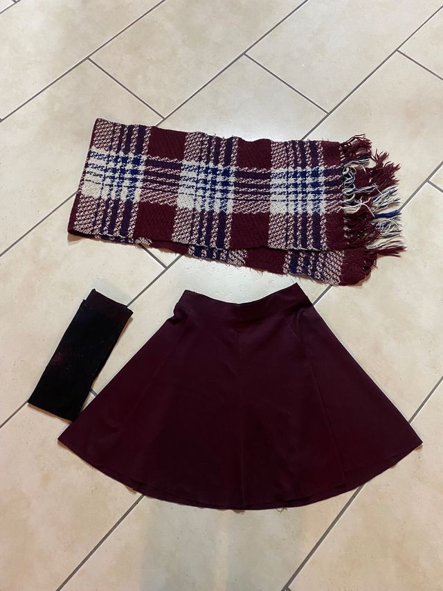 Gonna corta con sciarpa e collant abbinati