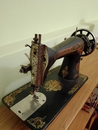 Maquina de coser Antigua
