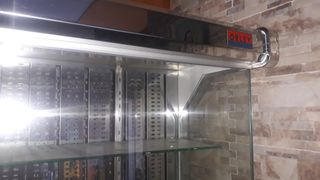 Mobiliario completo de despacho de panadería