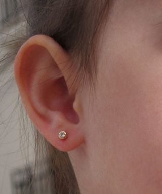 Pendientes bebé chatón circonita oro 18k 4mm.