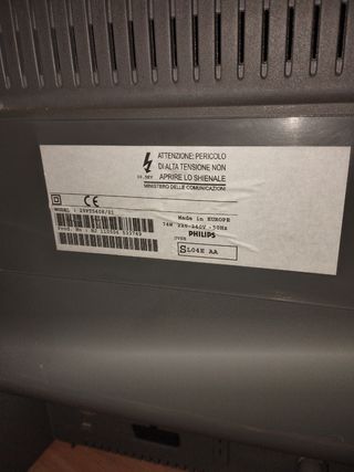 TV Philips 32" con mesa