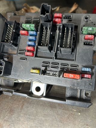 Caja reles fusibles Peugeot 307