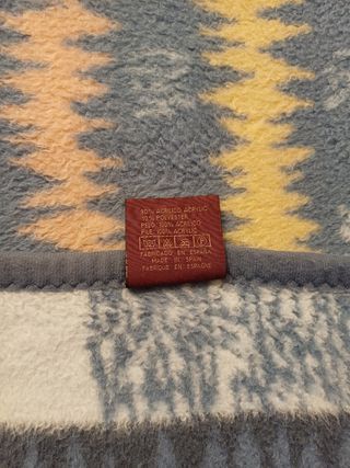 Manta .Fabricado en España. 