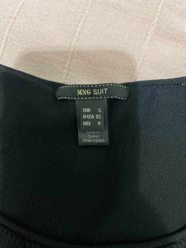 Camiseta de licra de Mango con flor decorativa