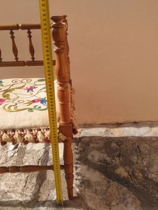 Dos sillas bajas antiguas