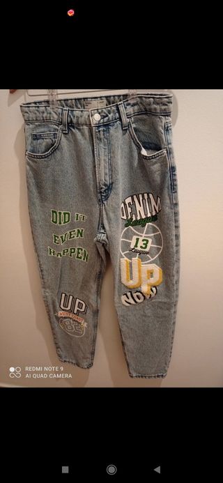 Pantalón con letra 