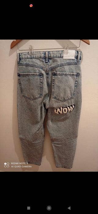 Pantalón con letra 
