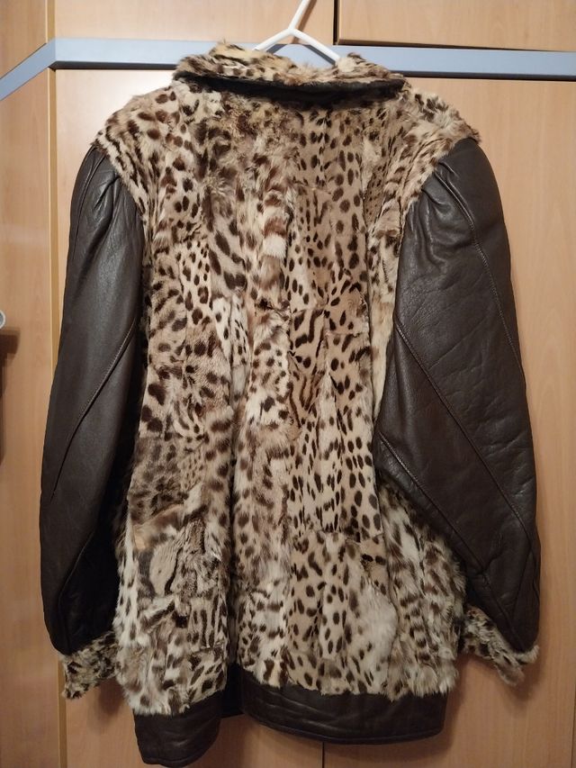 Chaqueta de cuero y pelo natural.