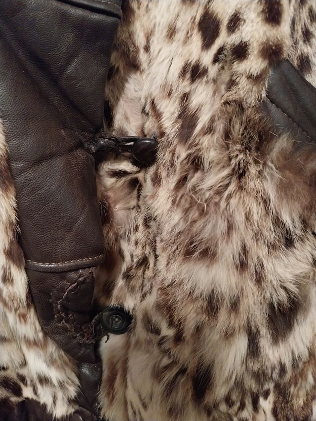 Chaqueta de cuero y pelo natural.