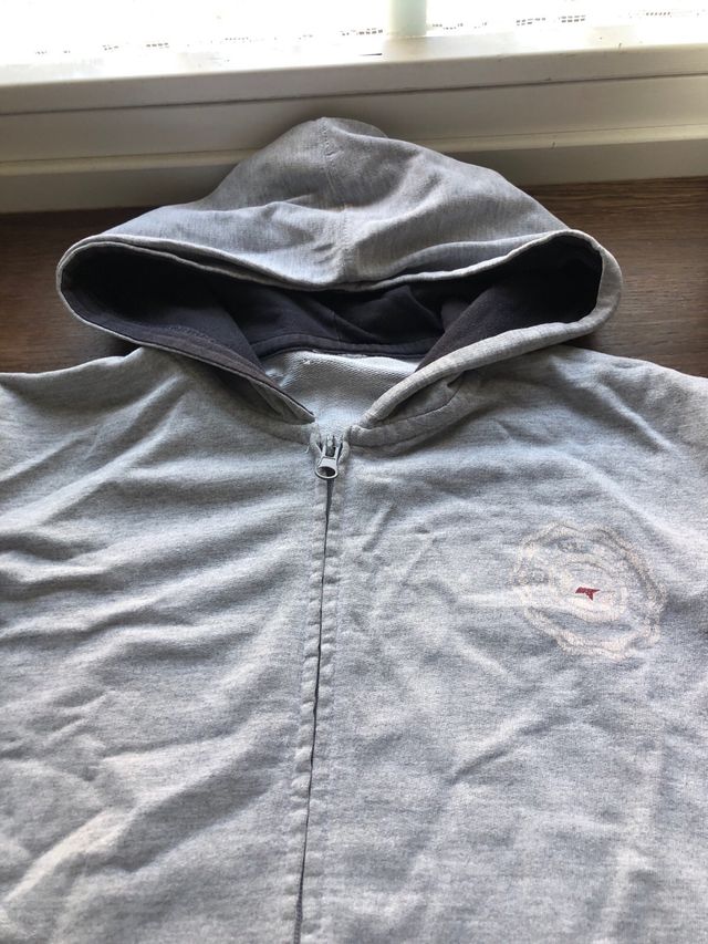 Sudadera gris