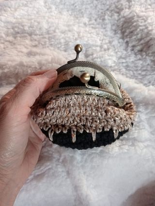 Cartera crochet negra y dorada