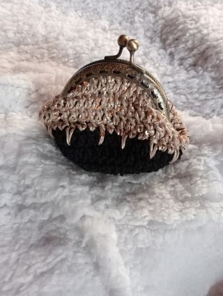Cartera crochet negra y dorada