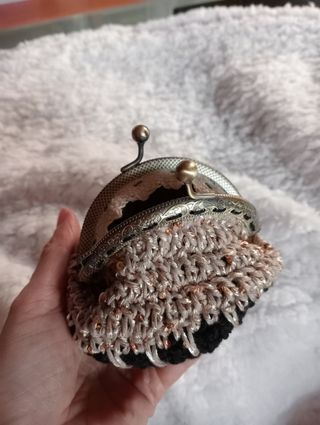 Cartera crochet negra y dorada