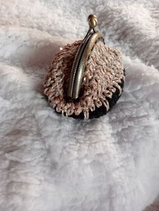 Cartera crochet negra y dorada