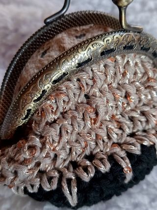 Cartera crochet negra y dorada
