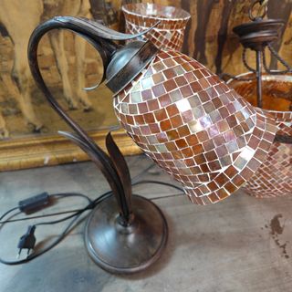 Conjunto de lamparas de mesilla y techo.