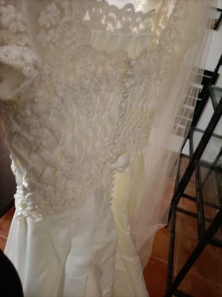 Vestido de novia y velo