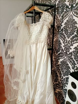 Vestido de novia y velo