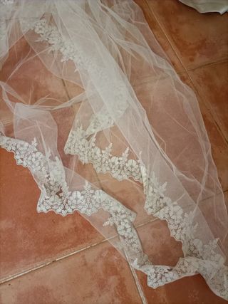 Vestido de novia y velo