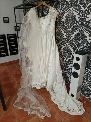 Vestido de novia y velo