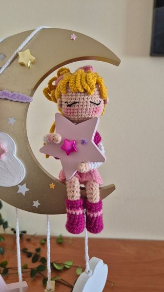 Móvil con muñeca