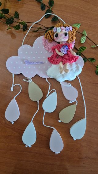 Móvil con muñeca