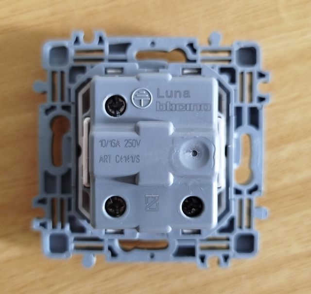 Base y enchufe schuko Bticino Luna