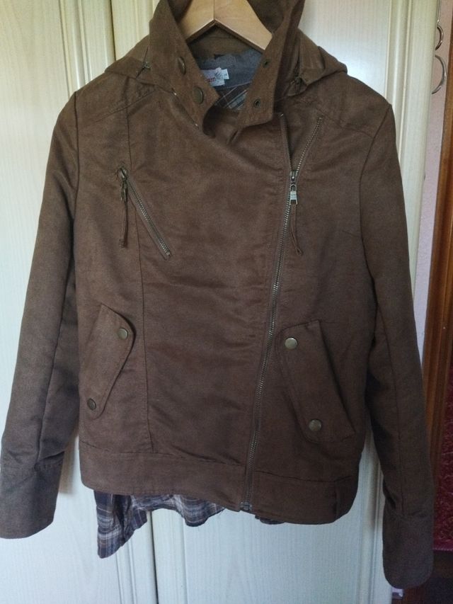 Cazadora y camisa de Excellium