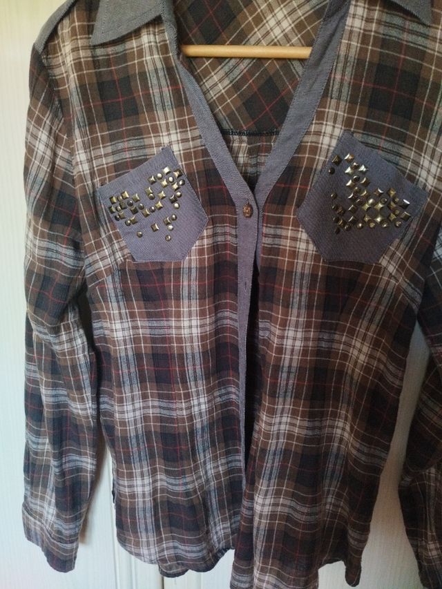 Cazadora y camisa de Excellium