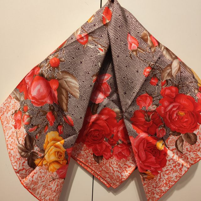 Scialle Vakko 90x90. Nuovissimo