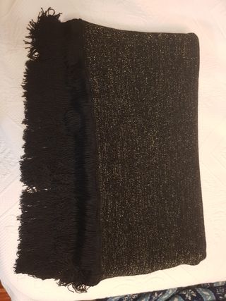 Chal de lana negro y brillos dorados. 
