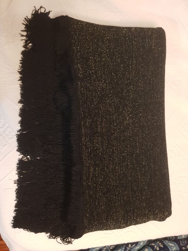 Chal de lana negro y brillos dorados.