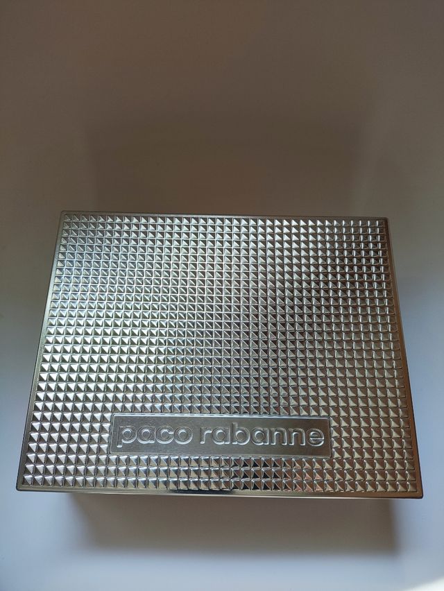 Caja metálica con tapa para adorno/organización.