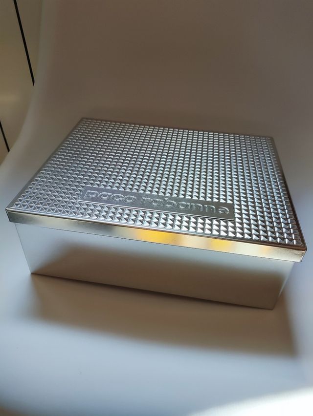 Caja metálica con tapa para adorno/organización.