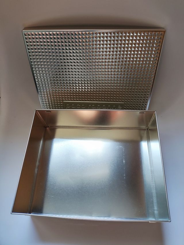 Caja metálica con tapa para adorno/organización.