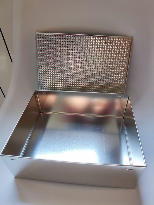 Caja metálica con tapa para adorno/organización.